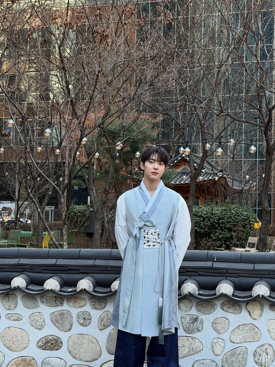 Junuyong's tweet photo. Happy New Year, 
Wishing you a year full of blessings and happiness. 🙇🏻‍♂️🐴 https://t.co/2YVReIqSFd