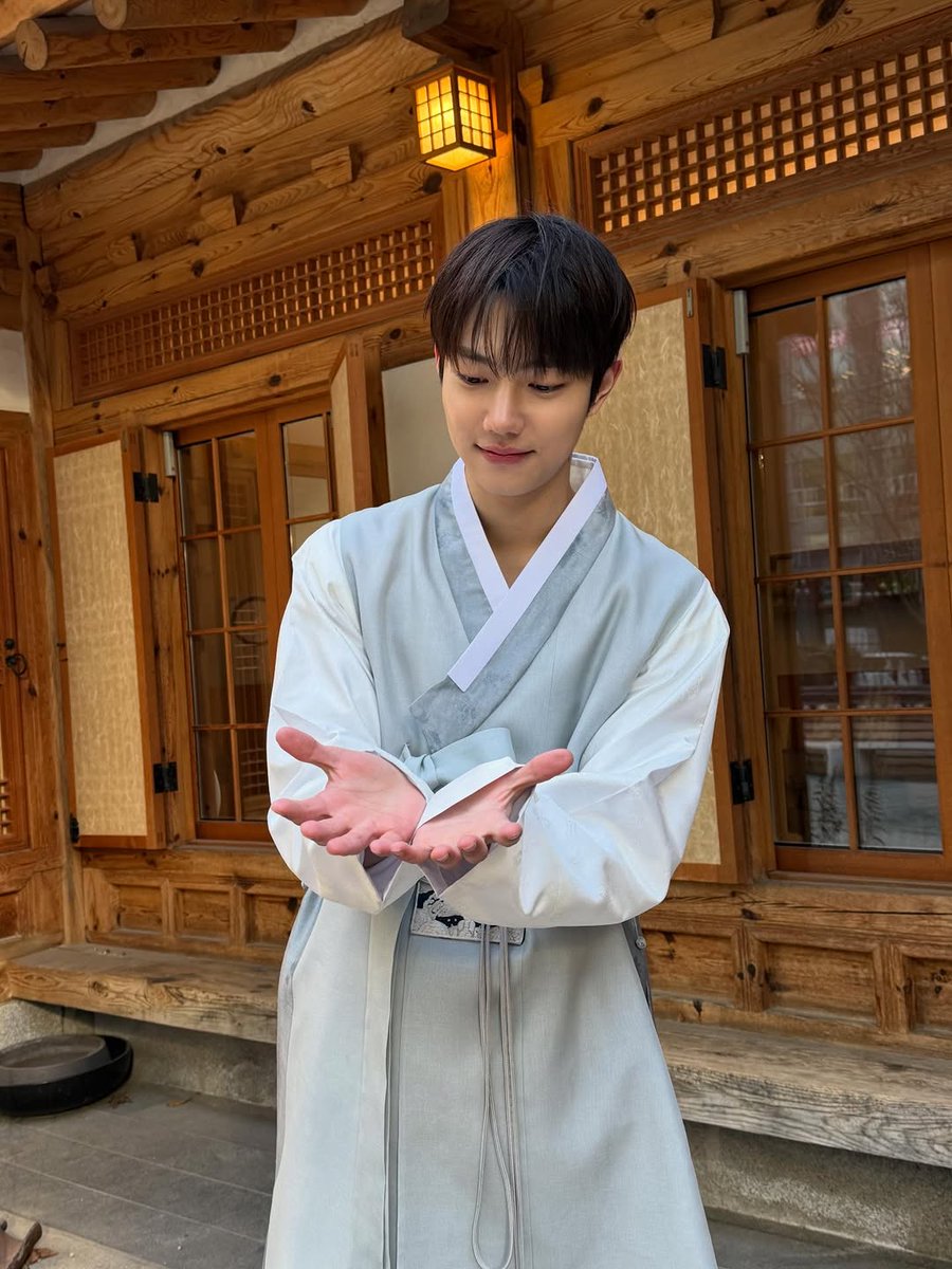 Junuyong's tweet photo. Happy New Year, 
Wishing you a year full of blessings and happiness. 🙇🏻‍♂️🐴 https://t.co/2YVReIqSFd