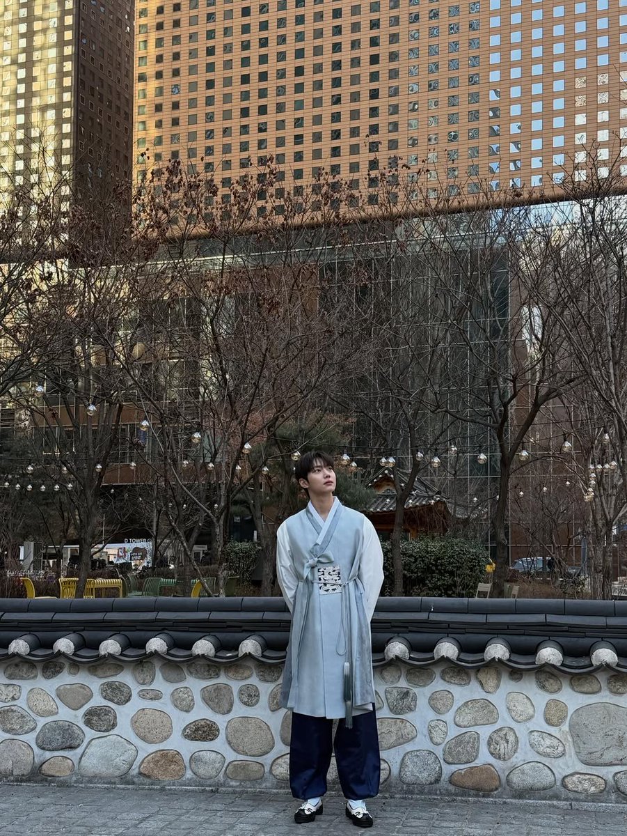 Junuyong's tweet photo. Happy New Year, 
Wishing you a year full of blessings and happiness. 🙇🏻‍♂️🐴 https://t.co/2YVReIqSFd