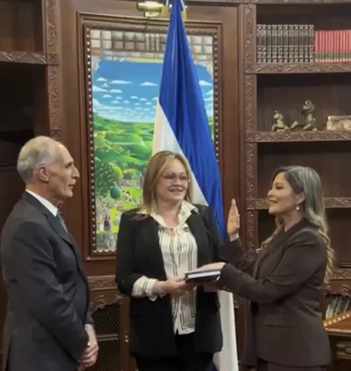 #NOTICIAS -🚨 LO ÚLTIMO 🚨
El presidente de la República, Nasry Asfura, juramentó a la ciudadana Leda Lizethe García Pagán como Secretaria de Estado en los Despachos de Derechos Humanos.
#NoticiasRosales