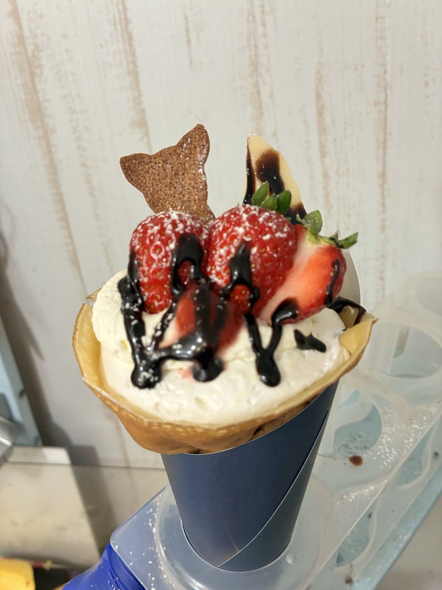 cafetiwawa's tweet photo. 2月17日火曜日☁️7℃湿度50％あるのでそんなに寒くないです。インフルエンザやらなんやら流行ってますね。
本日店舗営業スタートしております。
いちご🍓クレープ¥900税込安いです！
4個も入ってます。
ハートマカロン1個からあります。
19時までやってますので是非。 https://t.co/mQShzLrRgH