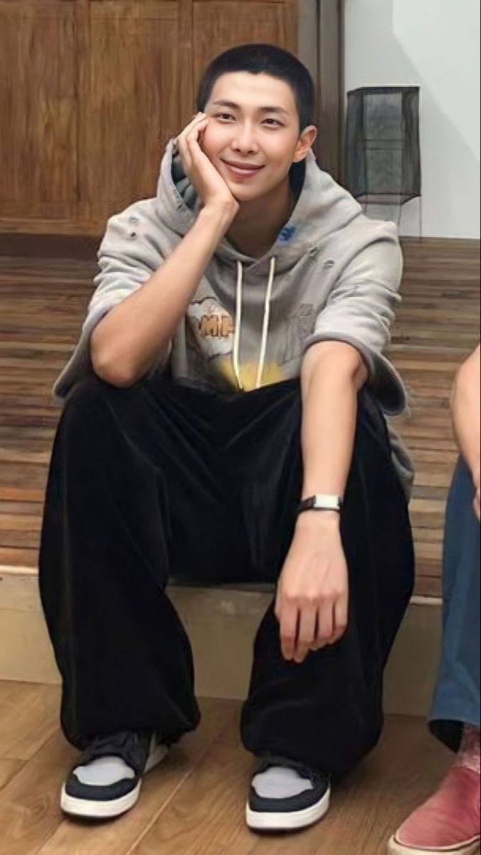 It’s President’s Day in the USA.
Please write positive loving sentiments for our incredible, talented, GORGEOUS president Kim Namjoon 💜

Flood Weverse with love too please 💜🥰