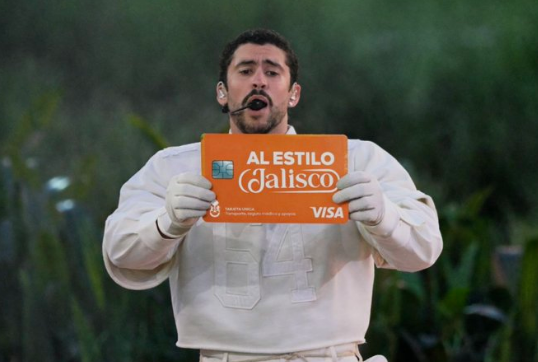 eugeniaguera's tweet photo. Y yo me pregunto, si @sanbenito Bad bunny ya se registró para tener descuento en el pasaje en Jalisco y sí @GobiernoJalisco le pagó por utilizar su imagen para publicitar la tarjeta #AlEstiloJalisco. #EsDuda https://t.co/DFK1qT08Tf