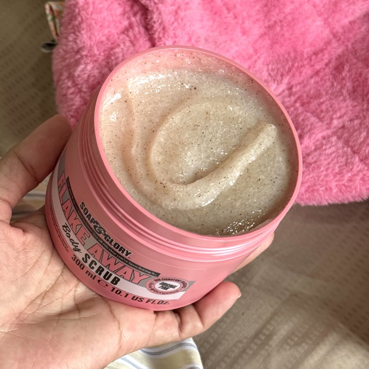 ทริคตัวหอมเพิ่มขึ้นแบบ 100% 🩷✊🏽
> นี่ใช้สบู่/สครับ/โลชั่น ของ Soap&amp;Glory Original Pink ทั้งเซ็ต เลือกที่มีกลิ่นไปทิศทางเดียวกัน กลิ่นกุหลาบซิกเนเจอร์แบบยกมาทั้งสวน เป็นทริคที่ลองแล้วตัวหอมมากขึ้น&amp;กลิ่นหอม ติดทนมากๆๆ ตัวหอมติดแกลมแบบเผื่อแผ่สุดๆ ผิวนุ่มมากๆด้วย