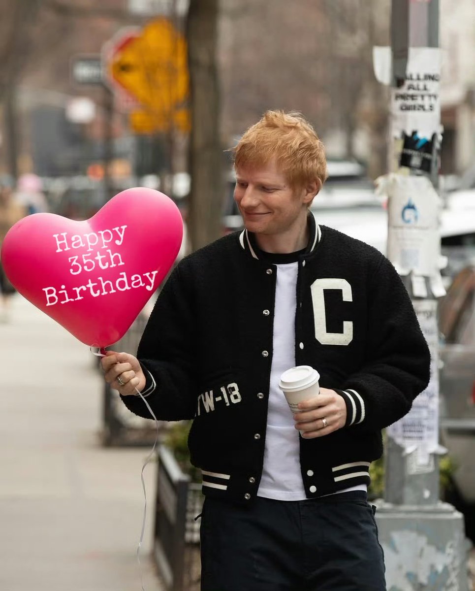 EdSheeranCN's tweet photo. Happy 35th Birthday🎂❤️@edsheeran https://t.co/34FgshZtXA
