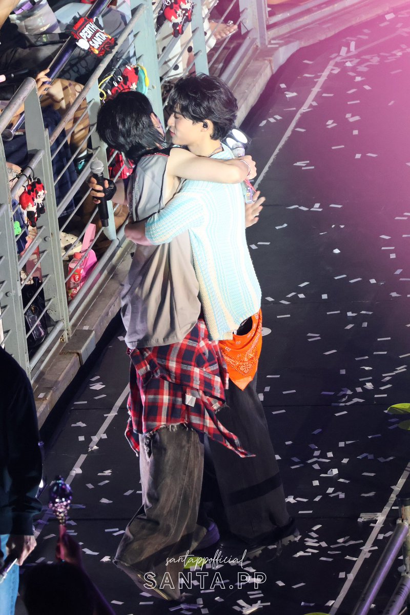 SantaOfficialTH's tweet image. 2 หนุ่มพัทยากอดกันกลมเลยย

#RISERCONCERTD3
#JASPER #Santapp
#CLO_VER #barcodetin