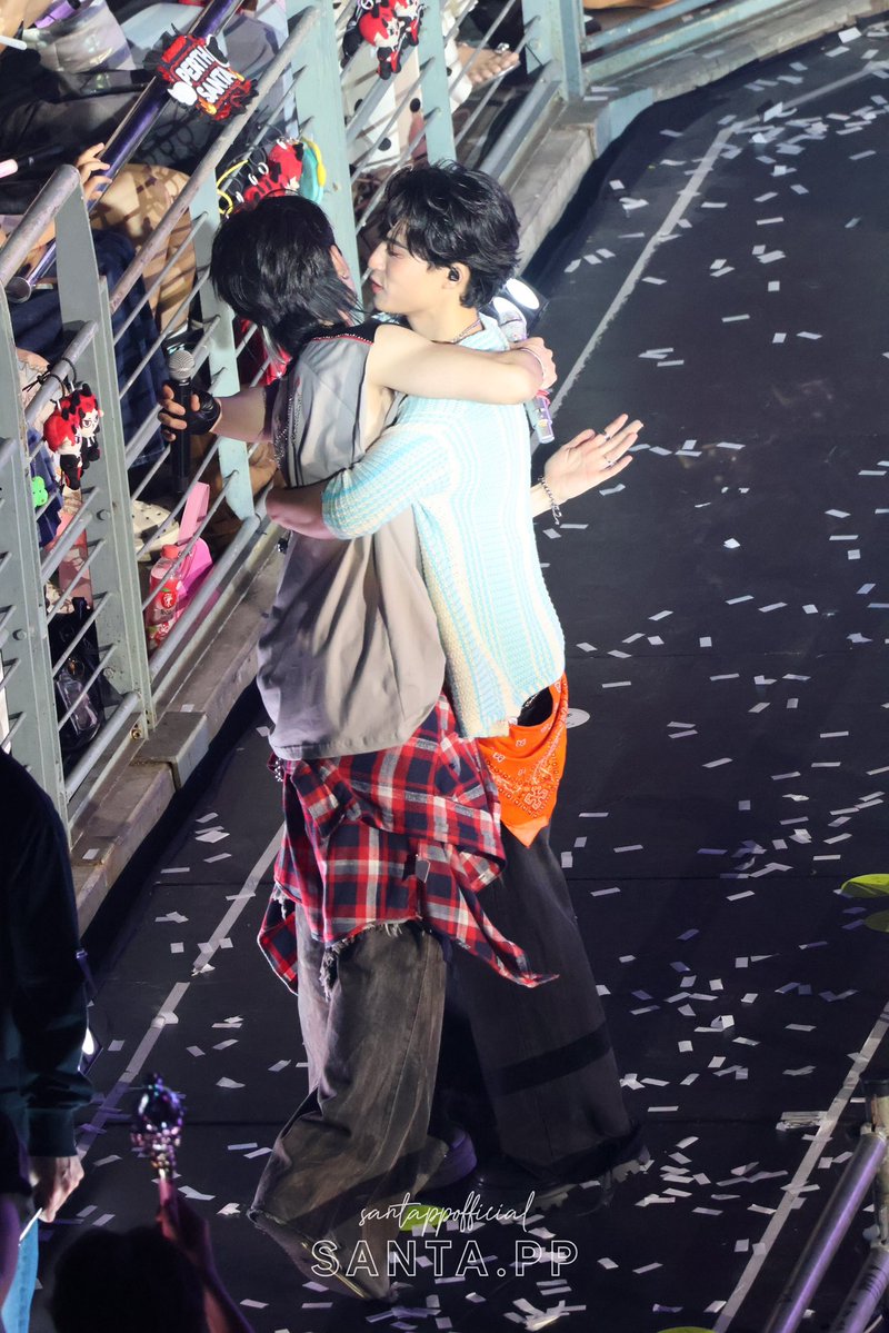 SantaOfficialTH's tweet image. 2 หนุ่มพัทยากอดกันกลมเลยย

#RISERCONCERTD3
#JASPER #Santapp
#CLO_VER #barcodetin