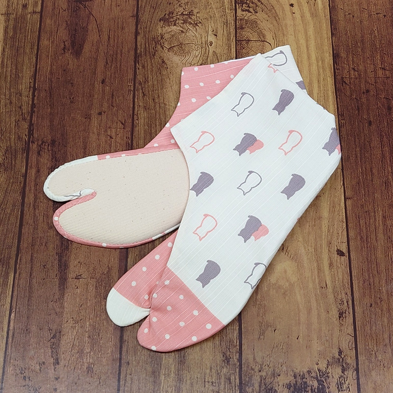 haimuraya's tweet photo. お客様からお預かりした生地で、足袋をお仕立てしました👣
それぞれの生地の魅力が引き立ち、素敵な仕上がりになっています。
選ばれた布のセンスに、今回も心が弾みました✨ https://t.co/FWOBGeb5JD