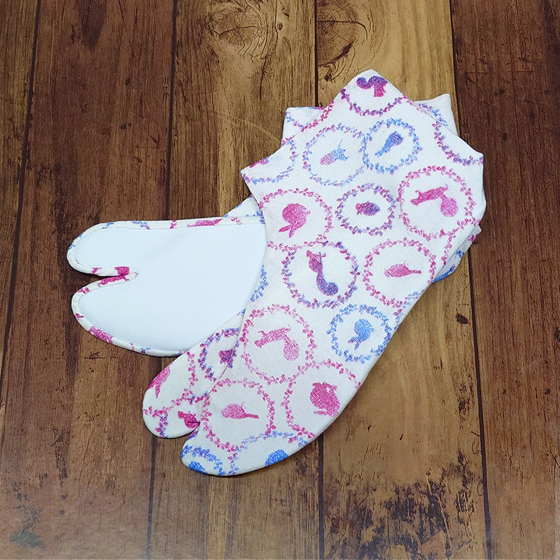 haimuraya's tweet photo. お客様からお預かりした生地で、足袋をお仕立てしました👣
それぞれの生地の魅力が引き立ち、素敵な仕上がりになっています。
選ばれた布のセンスに、今回も心が弾みました✨ https://t.co/FWOBGeb5JD