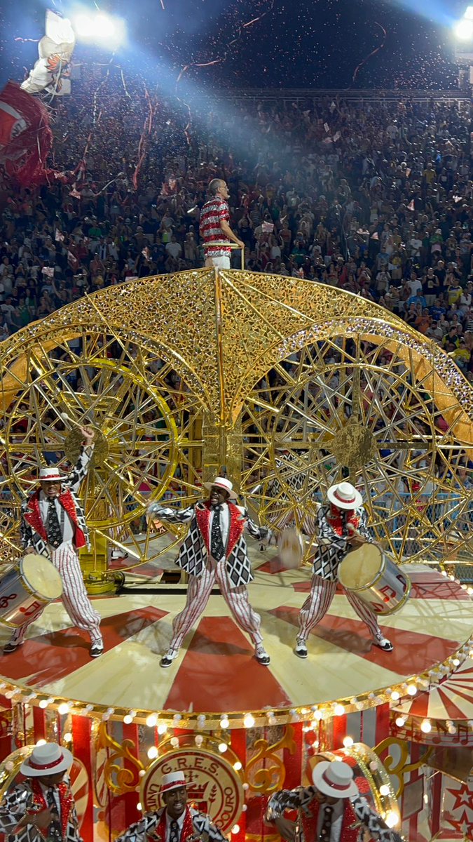 ENCONTRAMOS ESSE SIMPÁTICO SENHOR NA COMISSÃO DE FRENTE EM SUA HOMENAGEM