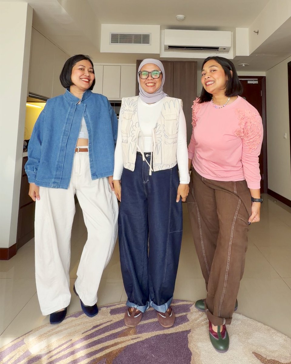 OOTDover30s's tweet photo. tahta tertinggi barrel jeans murah tapi bagus, bikin kaki auto jenjang. Kita ampe punya semua warna 😝 https://t.co/AXn0M8omic