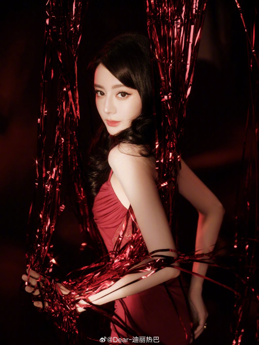 #Dilraba and her studio sends New Year’s greetings

More - weibo.com/1669879400/526…
weibo.com/6269329742/526…

#dilireba