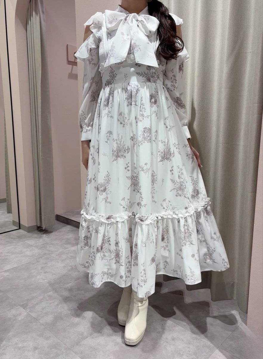 shop staff coordinate

本日は原宿店よりコーデをご紹介♥

サテンフラワーフリルOP  CH/PI
￥12,800
肩のさりげない肌見せが可愛いです!!
顔周りのフリルやリボンで小顔効果も...♥

Instagramで他のコーデも更新中🪄︎︎

instagram.com/anmille.haraju…
