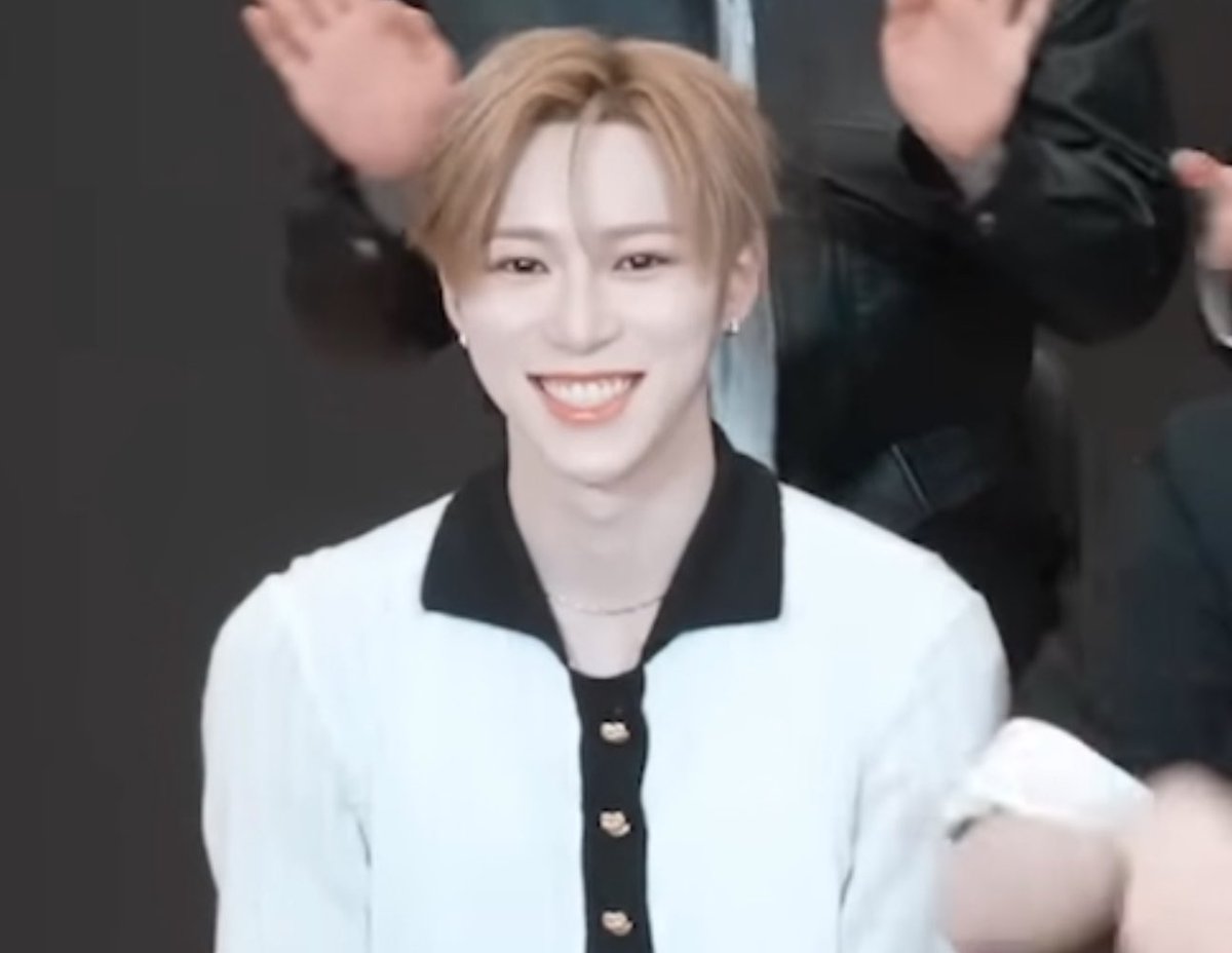 พอใกล้หายดีก็ยิ้มได้กว้างแบบนี้เลยย 🥹🥹🥹 นึกถึงตอนช่วงแรก ๆ ที่เดบิวต์ ยิ้มก็จริงแต่มะใช่แบบนี้เลย ดีใจที่พี่กลับมายิ้มกว้างได้จริง ๆ ขอให้ปีนี้และปีต่อ ๆ ไปไม่ต้องเจ็บป่วยอีกแน้วน้า 🫳🏻🫳🏻🫳🏻