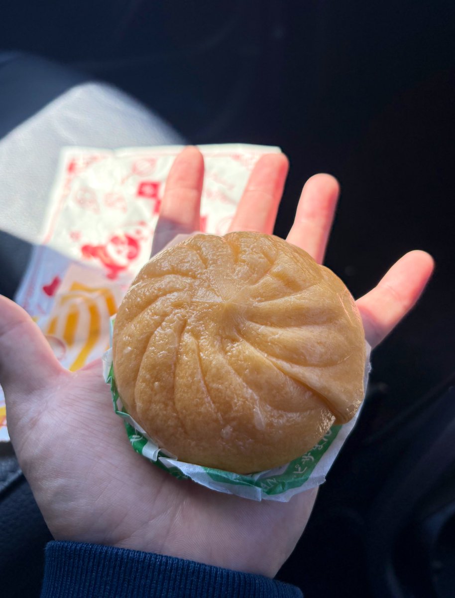Kumedder's tweet photo. ファミマの中華まん(ピザまん)めっちゃ小さくなった⁉︎って思ったら同じ人いっぱいいた

手、小さいほうです https://t.co/x9uHDCuHme