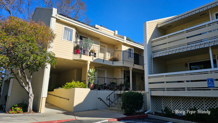 Villa Capri - 55+ condos at 576 W Parr Ave., Los Gatos (The Los Gatos Commons isn't the only seniors condo community in town!)
liveinlosgatosblog.com/villa-capri-se…