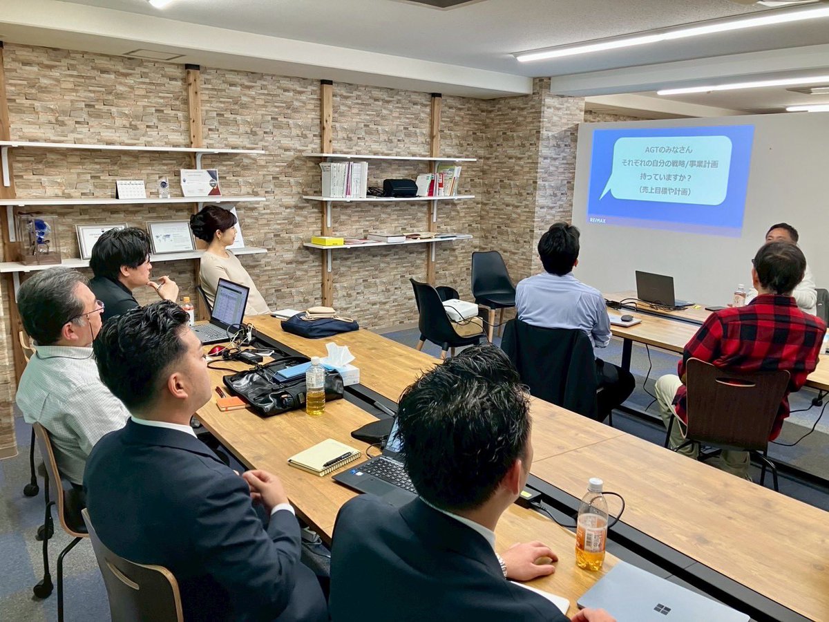 dokusho_manabi's tweet image. 昨晩はREMAX JAPANの、佐久川CEOを招いてのワークショップと懇親会でした^^

Last night, we had a workshop and dinner with REMAX JAPAN’s CEO, Mr. Sakugawa.

#remaxswallow
#Osaka
#remax