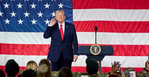 GetTheDailyDirt's tweet image. Donald Trump to US Army Soldiers: 'You Have to Vote GOP' 

@realDonaldTrump held a rally on Fort Bragg, NC where he promoted GOP candidates, bashed former President @JoeBiden, and implored the audience to vote #Republican in the midterm elections.... 

#TrumpRally #FortBragg