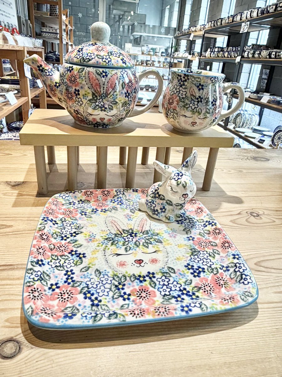 自由が丘直営店。ふんわりした色使いのうさぎさんが魅力のA574柄。