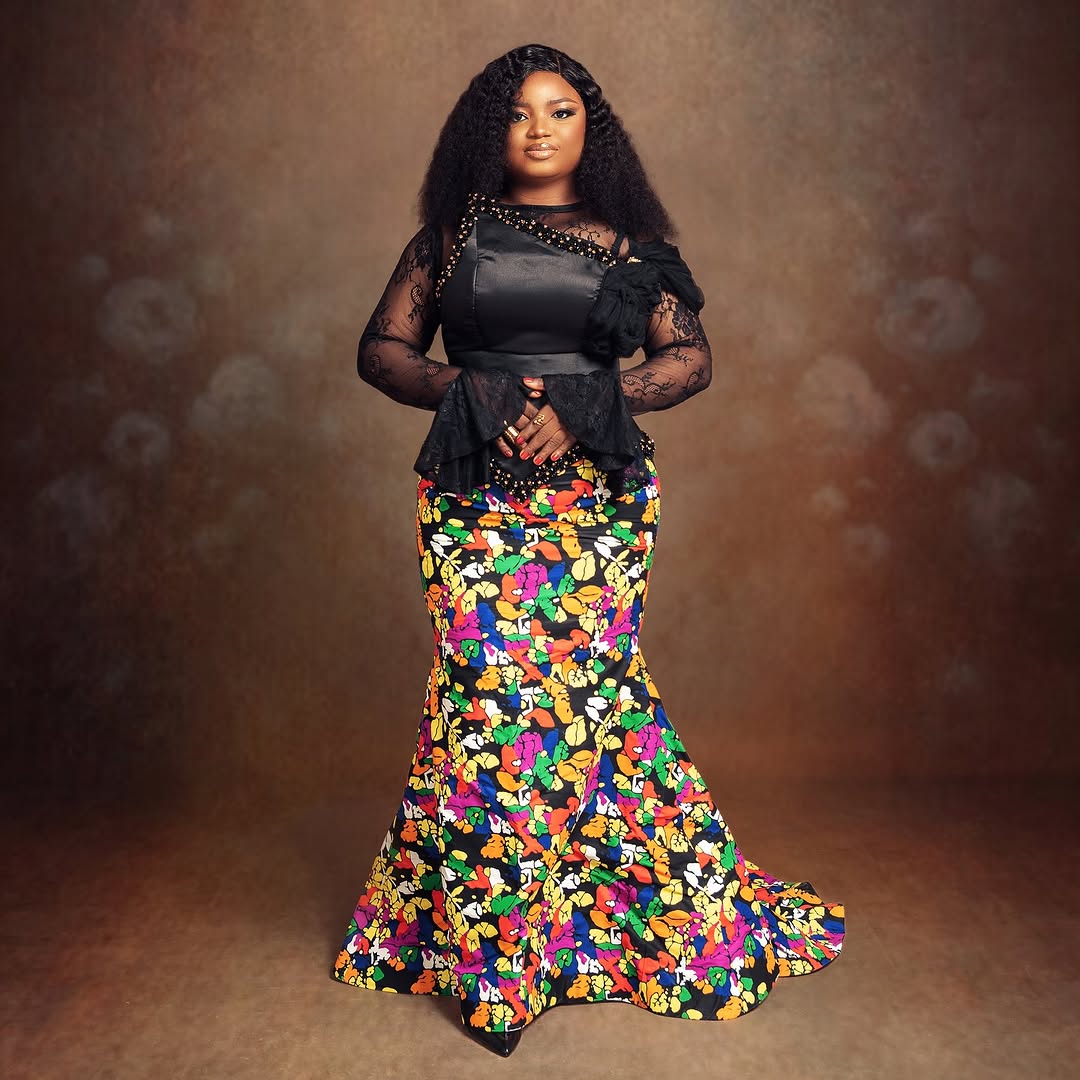 VickysCreates's tweet photo. We created this beautiful floral patterned Ankara and looks so stunning 😍 
 
Client — @thepelumitaiwo 
Outfit— @vickyyscreations 
Photography — @peacockstudios.ng 
MUA— @remidee_mua 

 #asoebispecial #ankara #ankarafashion https://t.co/HP4rX27UKY
