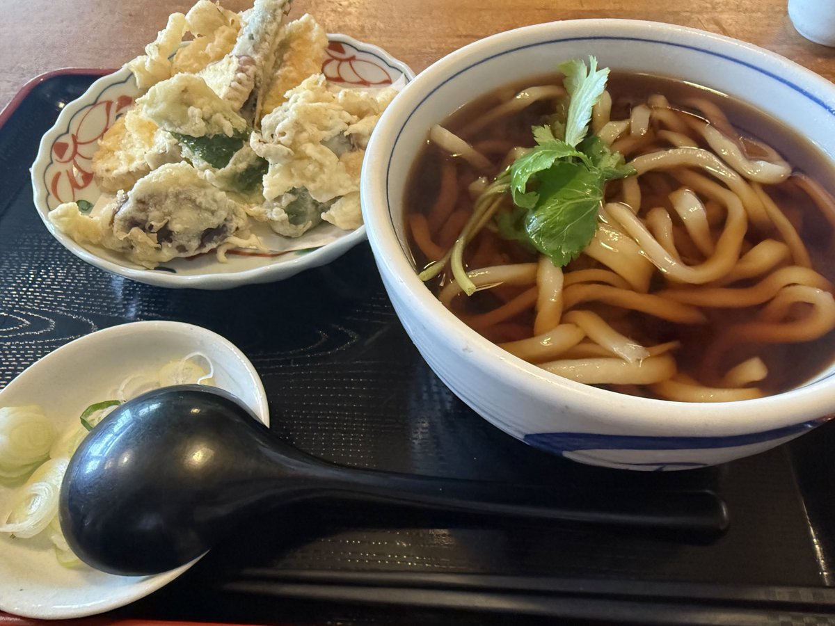近所の蕎麦屋で今日はうどん 〆の焼きおにぎりがうめーですわここ