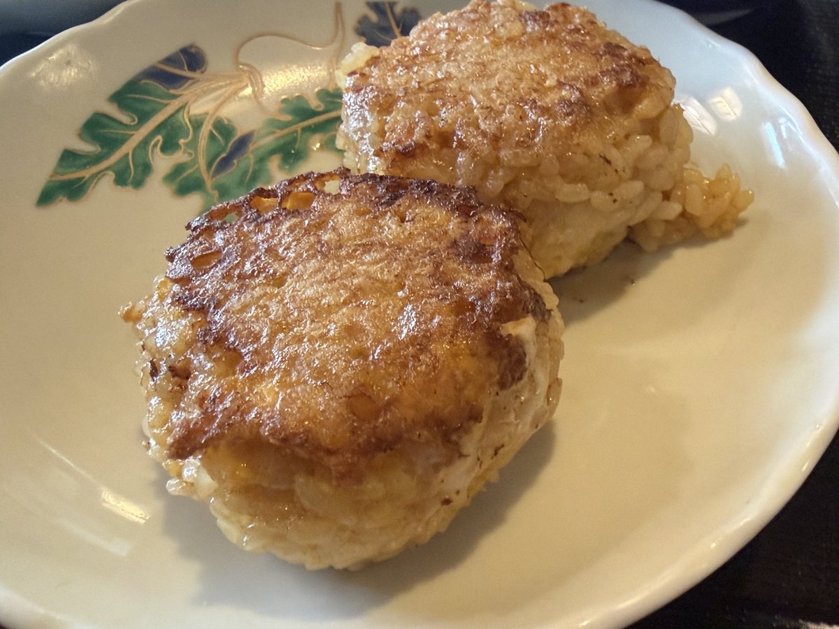 近所の蕎麦屋で今日はうどん 〆の焼きおにぎりがうめーですわここ