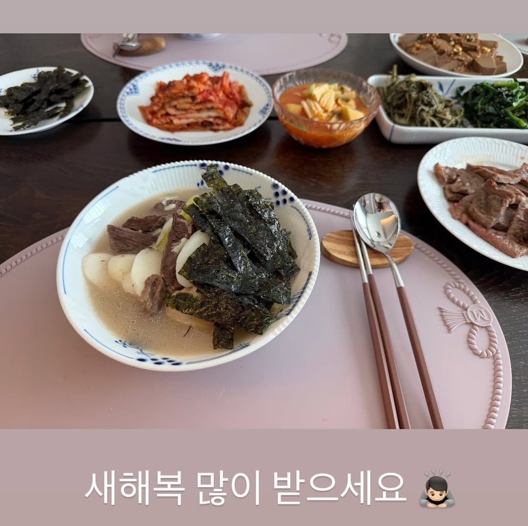 dalbitbangtan's tweet image. 📸 INSTAGRAM

RM story:
Happy Lunar New Year 🙇🏻
^^7