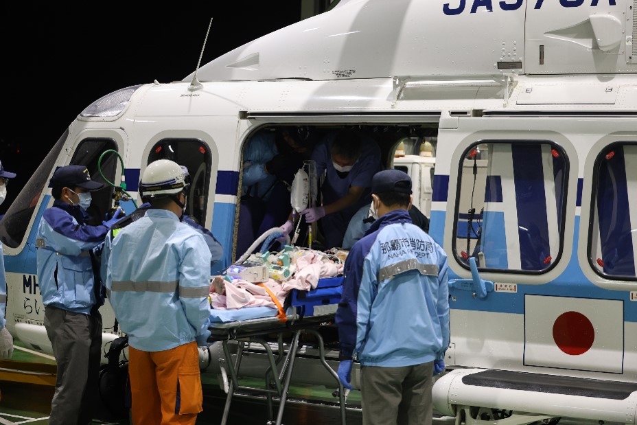 JCG_11th_RCGH's tweet photo. 【沖縄県からの要請で急患搬送を実施！#石垣航空基地 】
２月１６日(月)、沖縄県からの要請を���け＃石垣航空基地 ヘリコプターにて60代女性1名を石垣空港から那覇空港へ搬送し、那覇市消防局へ引き継ぎました。

＃第十一管区 ＃那覇航空基地 ＃生命を救う ＃那覇市消防局 ＃海上保安庁 https://t.co/dPZy14PwI0