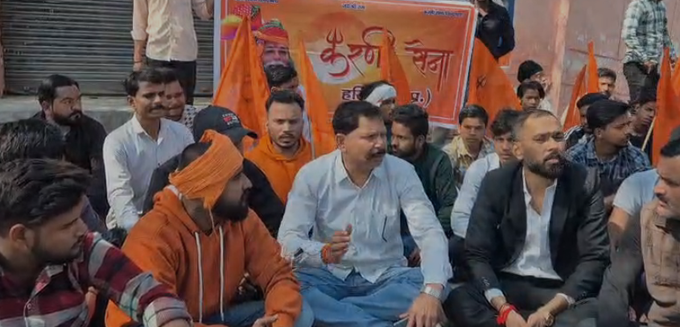 NayaLook's tweet photo. अलीगढ़ में करणी सेना का प्रदर्शन, युवा जिला अध्यक्ष और सचिन राघव की गिरफ्तारी का विरोध; मंदिर परिसर में अंडरगारमेंट बेचने का मामला वापस लेने की मांग।
#Aligarh #KarnisenaProtest #JusticeForYuvaDistrictPresident #JusticeForSachinRaghav #AntiGarmetSelling #TempleProtest https://t.co/x6Wf4ZNPKJ