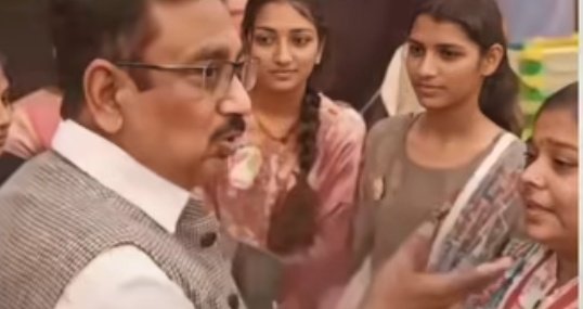 मध्य प्रदेश के मंत्री कुंवर विजय शाह, माखनलाल यूनिवर्सिटी में गए और SC/ST वर्ग के छात्रों को किताबें और स्टेशनरी दी।

एक गरीब सामान्य वर्ग की बच्ची ने पूछा: “सर, हमारे साथ भेदभाव क्यों… आपने हमें कुछ क्यों नहीं दिया? क्या हम विद्यार्थी नहीं हैं?”

मंत्री जी बिना जवाब दिए वहां से