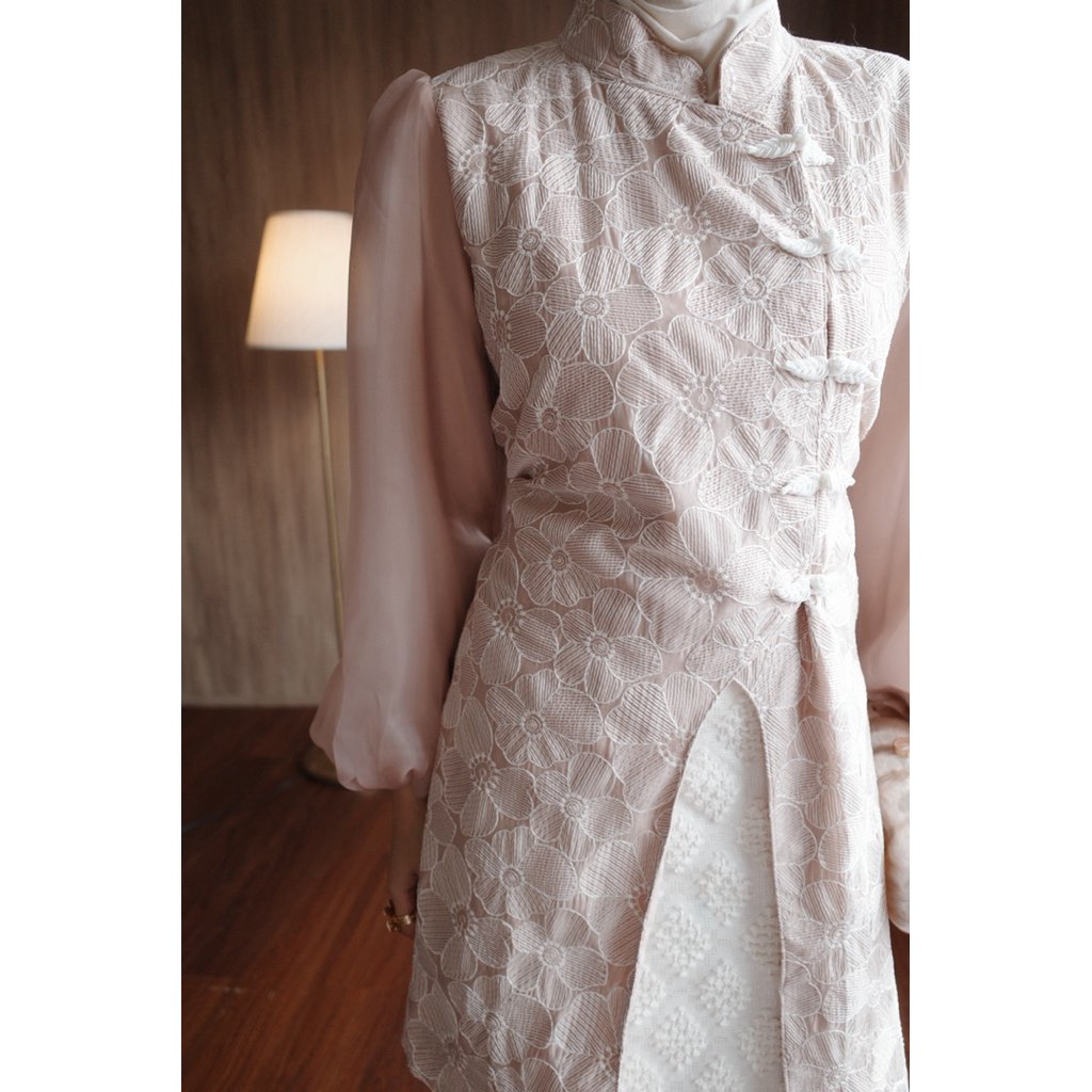 nanayrr_'s tweet photo. Cek LEVIORA RAYA | Lyora Cheongsam Tencel Tunic (Tunik / Atasan Bordir Timbul mix Organza) dengan harga Rp339.000. Dapatkan di Shopee sekarang! https://t.co/Mp7Z8EK9kg https://t.co/WWut5DKUqa