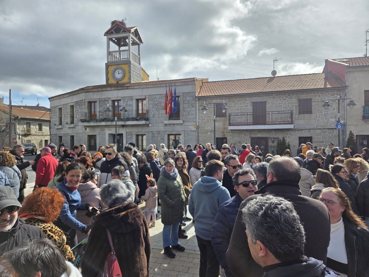 <a href="/GemaDuqueDuque/">Gema Duque</a> <a href="/Moralzarzal/">Ayuntamiento de Moralzarzal</a> La gente está muy enfadada con la pésima gestión de este Gobierno de pacotilla que sólo tiene dinero 💰 para Toros. Estas fotos, del día de la recogida de firmas, y de la concentración demuestran  indignación máxima por dejarnos sin profesores a mitad de curso.
 #dimisión