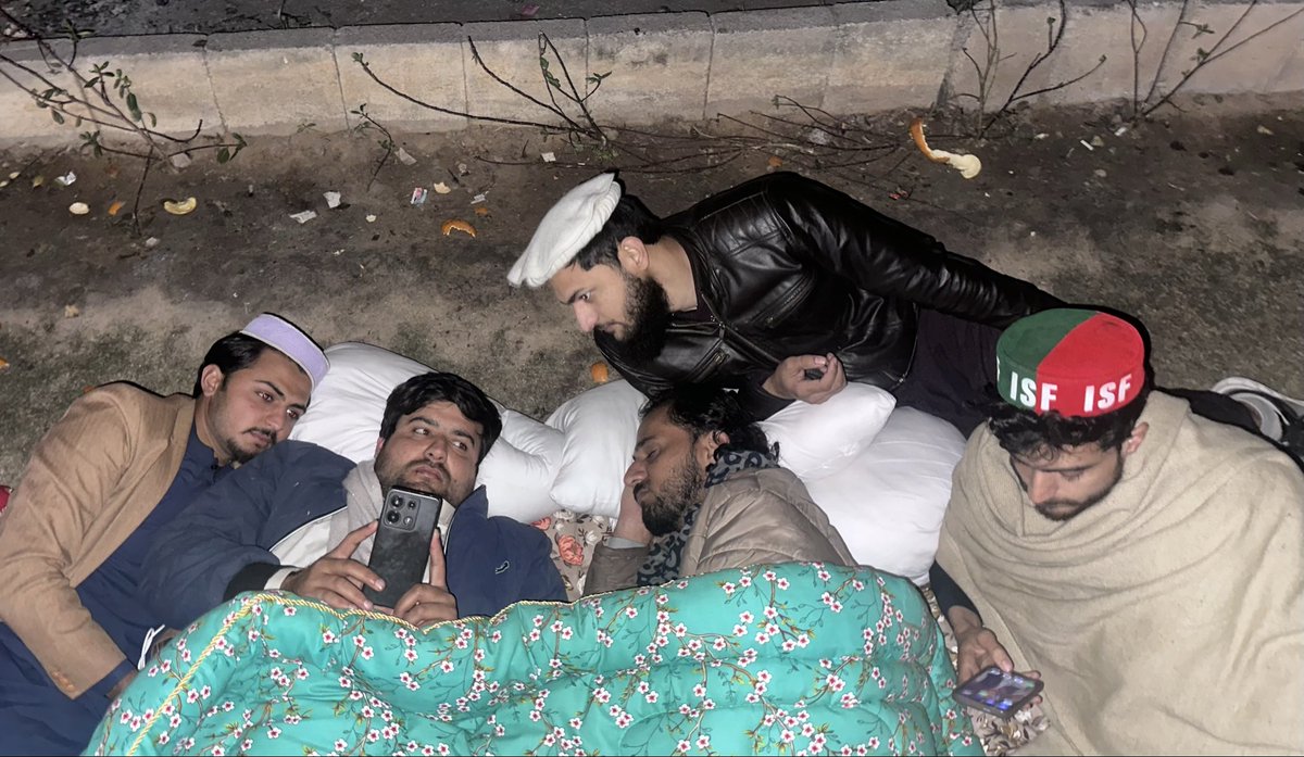 Rafisayllan_ISF's tweet photo. صوابی دھرنا۔
#سڑکوں_پہ_آؤ_ورنہ_دفع_ہوجاؤ 
#ItsOver_NowFreeKhan https://t.co/cYfmGgWXlC