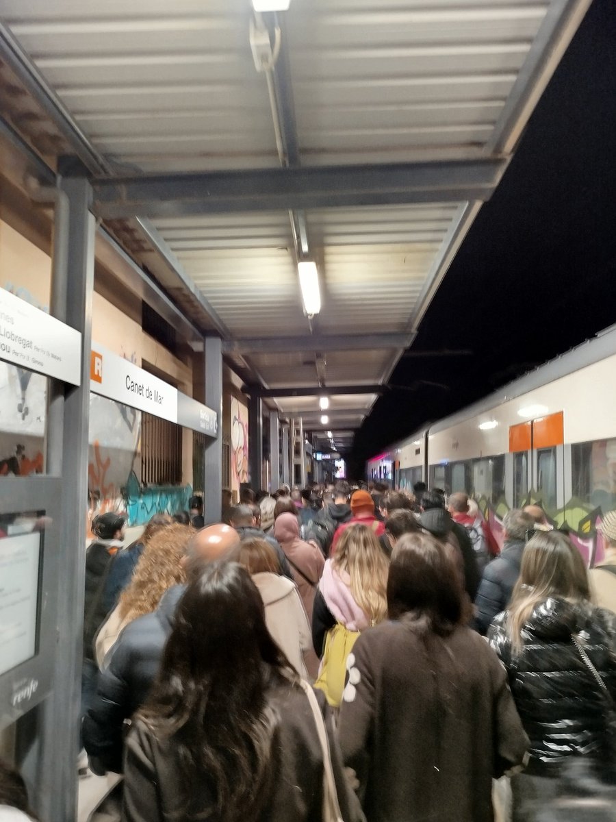 Dues hores i mitja per tornar a casa ahir al vespre a en un trajecte de 25 km. Sopar a les 23h sortint a les 20h de la feina... Totalment desamparats per tothom 😞 <a href="/rodalies/">Rodalies Catalunya</a> <a href="/Adif_es/">Adif</a> <a href="/Renfe/">Renfe</a> <a href="/govern/">Govern de Catalunya</a> <a href="/gencat/">Generalitat de Catalunya</a> <a href="/AfectRodalies/">Afectats Rodalies</a> <a href="/dignitatavies/">Dignitat a les vies ⚫️</a> <a href="/sindicdegreuges/">Síndic de Greuges de Catalunya</a>