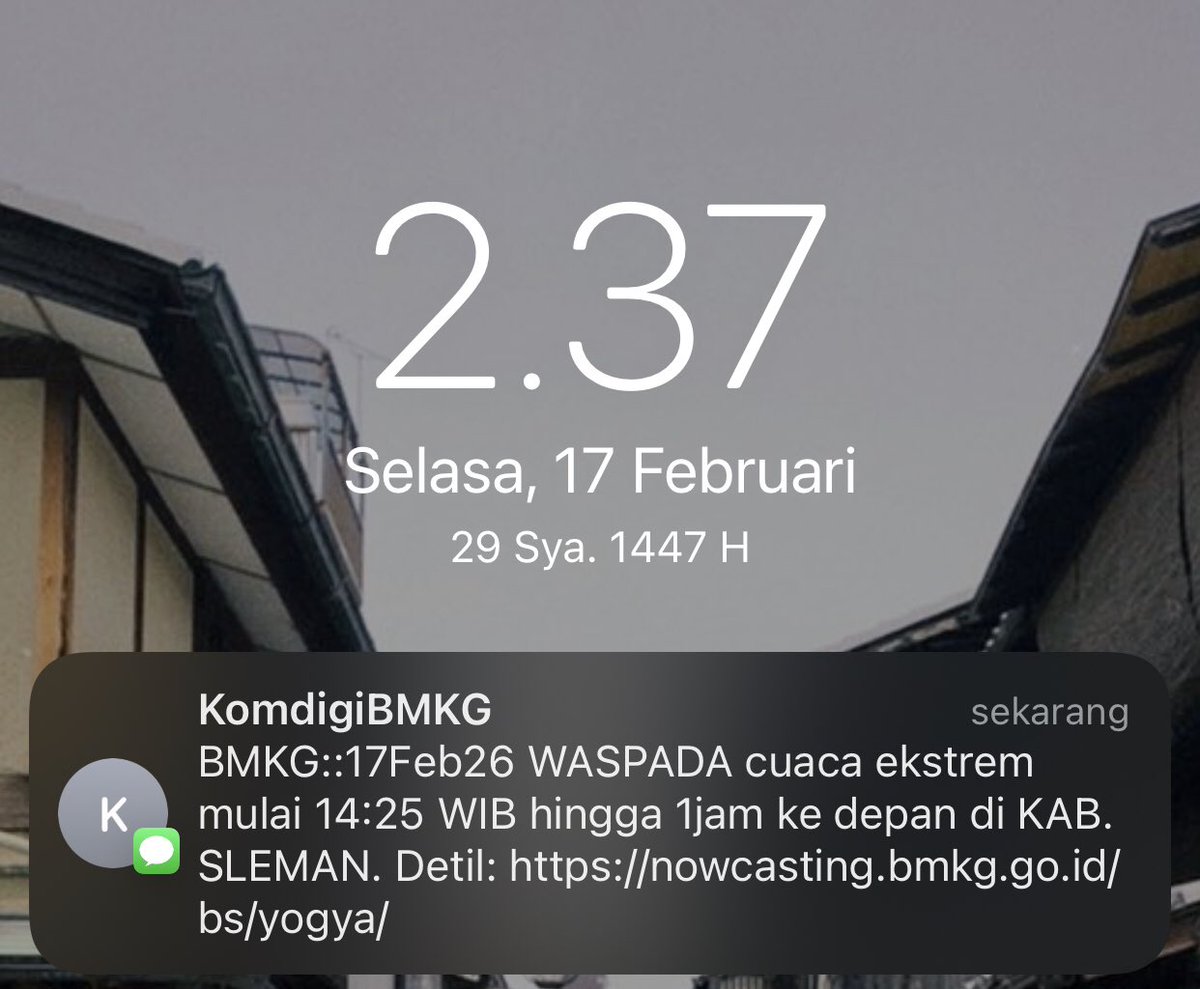 Udah basah, sms peringatan cuaca ekstrem dari KomdigiBMKG baru masuk.