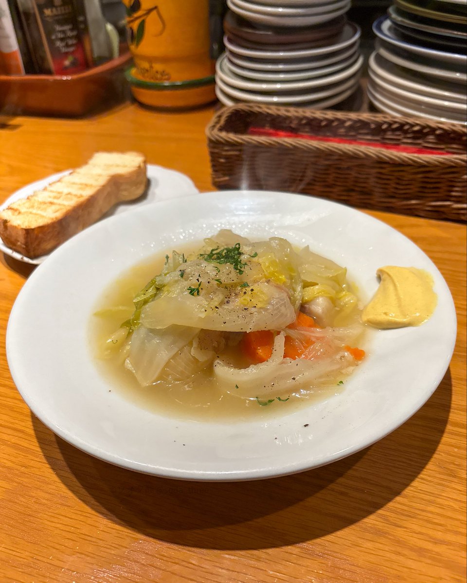 soda_three's tweet photo. 冬野菜の塩豚ポトフとは、なんて優しいご馳走♡
塩豚はスプーンでほぐれちゃう。旨味いっぱい、脂身はさっぱりで、フレンチマスタードがすごく合う。
とろとろの白菜と玉ねぎ、ニヤけちゃうほど甘い人参、スープをたっぷり吸ったじゃがいもと、野菜もたっぷり堪能。
自家製パンも美味しい。

📍oliver https://t.co/DLEPWBYrlt