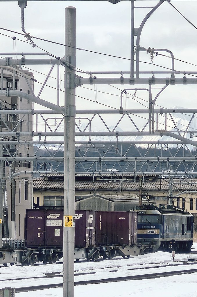 信越線直江津にて、 4060レ EF510-505+コキ16両 3097レ EF510-21+コキ