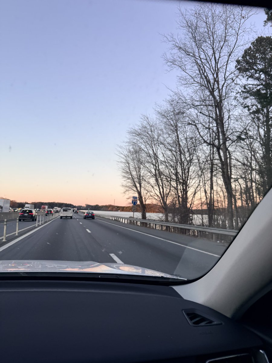 Masheluna's tweet photo. Roadtrip 🚘🖤 https://t.co/gLBS4yHSu6