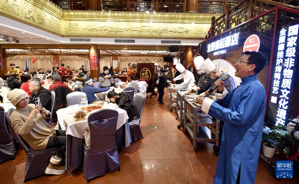 【一席年夜飯 共慶中國年】除夕辭舊歲，萬家團圓時。一席熱氣騰騰的年夜飯，將大江南北的中華兒女緊緊相連，共慶馬年新春到來。