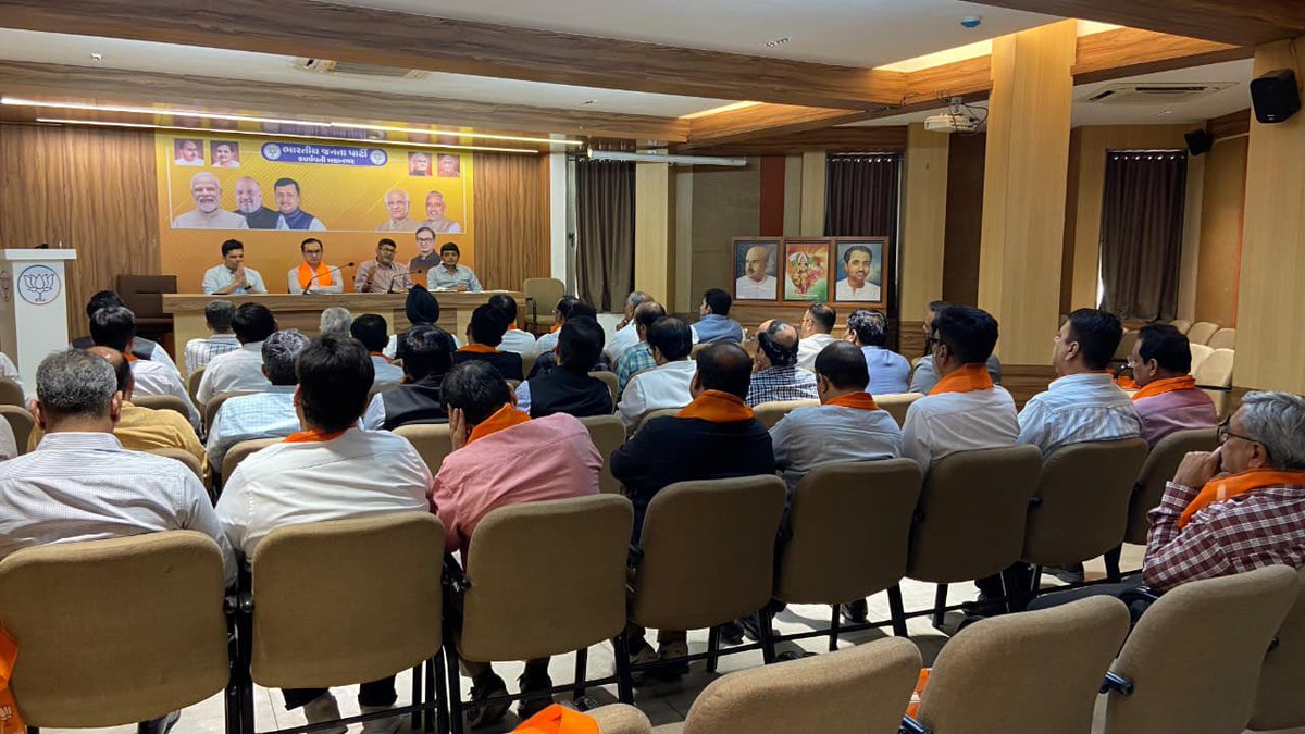 PrerakshahBJP's tweet photo. કર્ણાવતી મહાનગર ભાજપ કાર્યાલય, ખાનપુર ખાતે આગામી કાર્યક્રમની પૂર્વતૈયારીના સંદર્ભમાં વિવિધ એસોસિએશનના અગ્રણીઓ સાથે બેઠક યોજી વિવિધ વિષયો પર વિસ્તૃત ચર્ચા-વિચારણા કરી.

આ બેઠકમાં પ્રદેશ સીએ સેલના સંયોજક શ્રી ઉર્વીશભાઇ શાહ, મ્યુનિસિપલ કાઉન્સિલર શ્રી જૈનિકભાઇ વકીલ અને પૂર્વ શહેર મંત્રી શ્રી સત્યમભાઇ પટેલ ઉપસ્થિત રહ્યા હતા.
