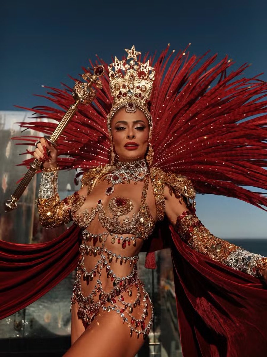 Para quem acha que a vida acaba aos 30 ou 40, segura essa:

Juliana Paes (46) voltando ao posto de rainha de bateria da Viradouro!