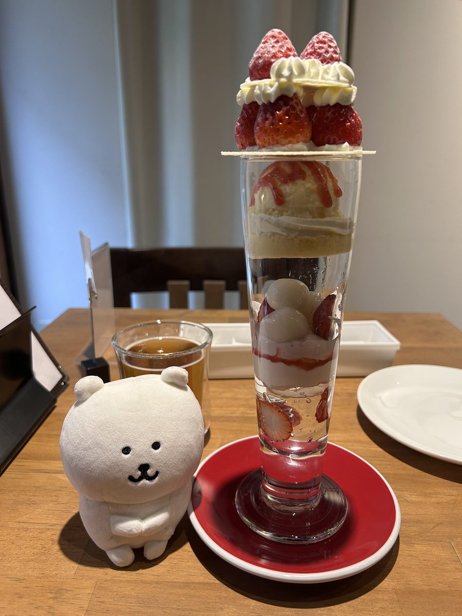 Momo_backup's tweet photo. CLASSLOBE(仏光寺×高倉)
「いちごづくしの贅沢パフェ」を注文。パフェをコーンフレークなどで強引に嵩増せず、敢えて空洞を残すところに侘び寂びやtaoismを感じさせる高尚な一品。軽く食べられるので食後のデザートに最適。味は言うまでもなく美味 #パフェ #CLASSLOBE https://t.co/HvSuaABJEu