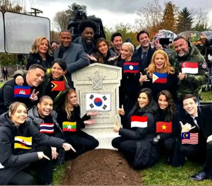 최근 SEAblings 사진을 올리는 동남아인이 많아졌는데 그것들은 동남아의 심리를 적나라하게 보여줍니다.
동남아는 자신의 외모가 창피하다고 생각해서 백인의 사진에 동남아 국기를 합성합니다. 흑인에게 동남아 국기를 붙이지 않을 걸 보세요. 누구보다 피부색에 대한 편견이 심한 것은 동남아입니다