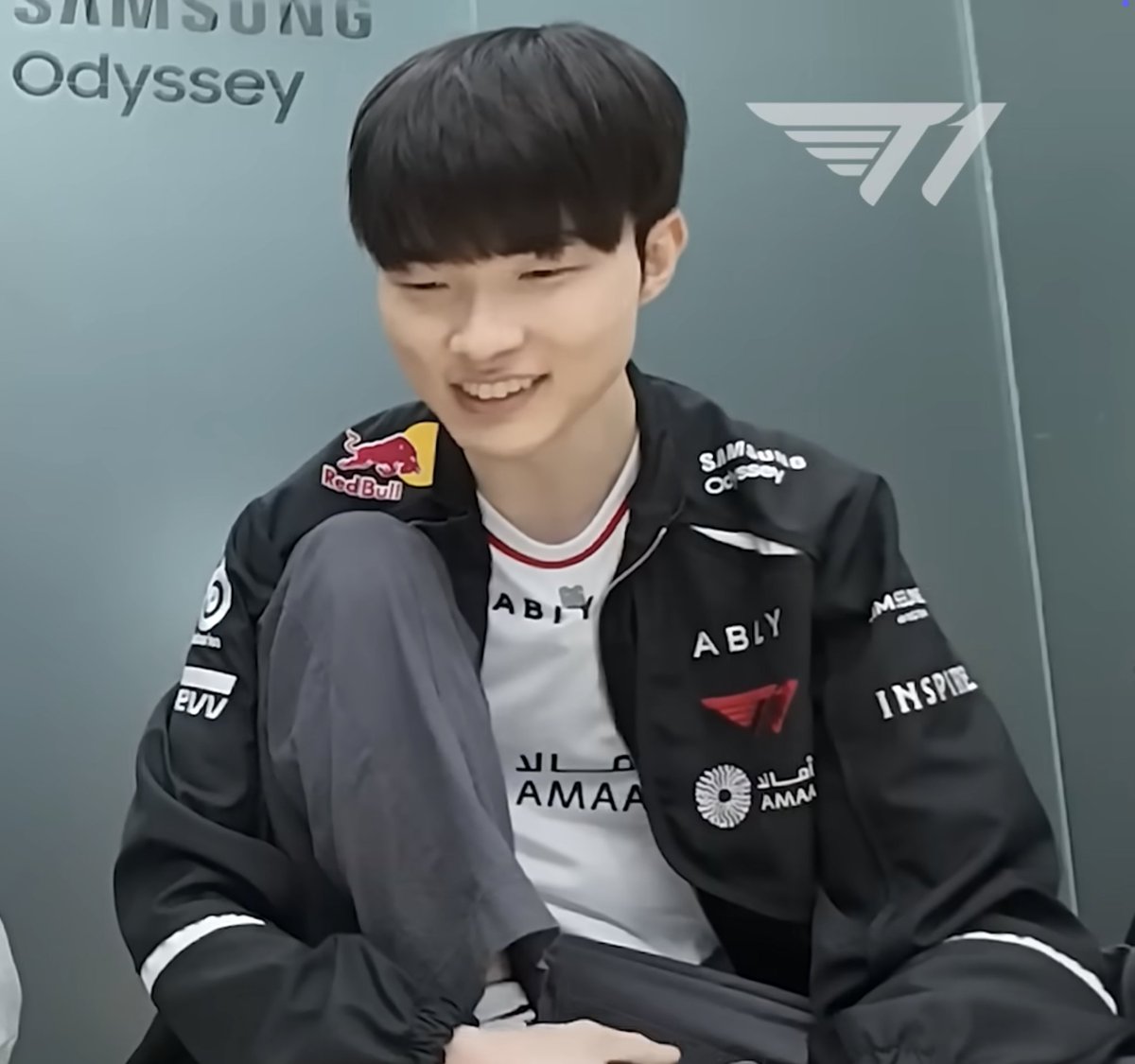 no glasses faker youre so cute😭