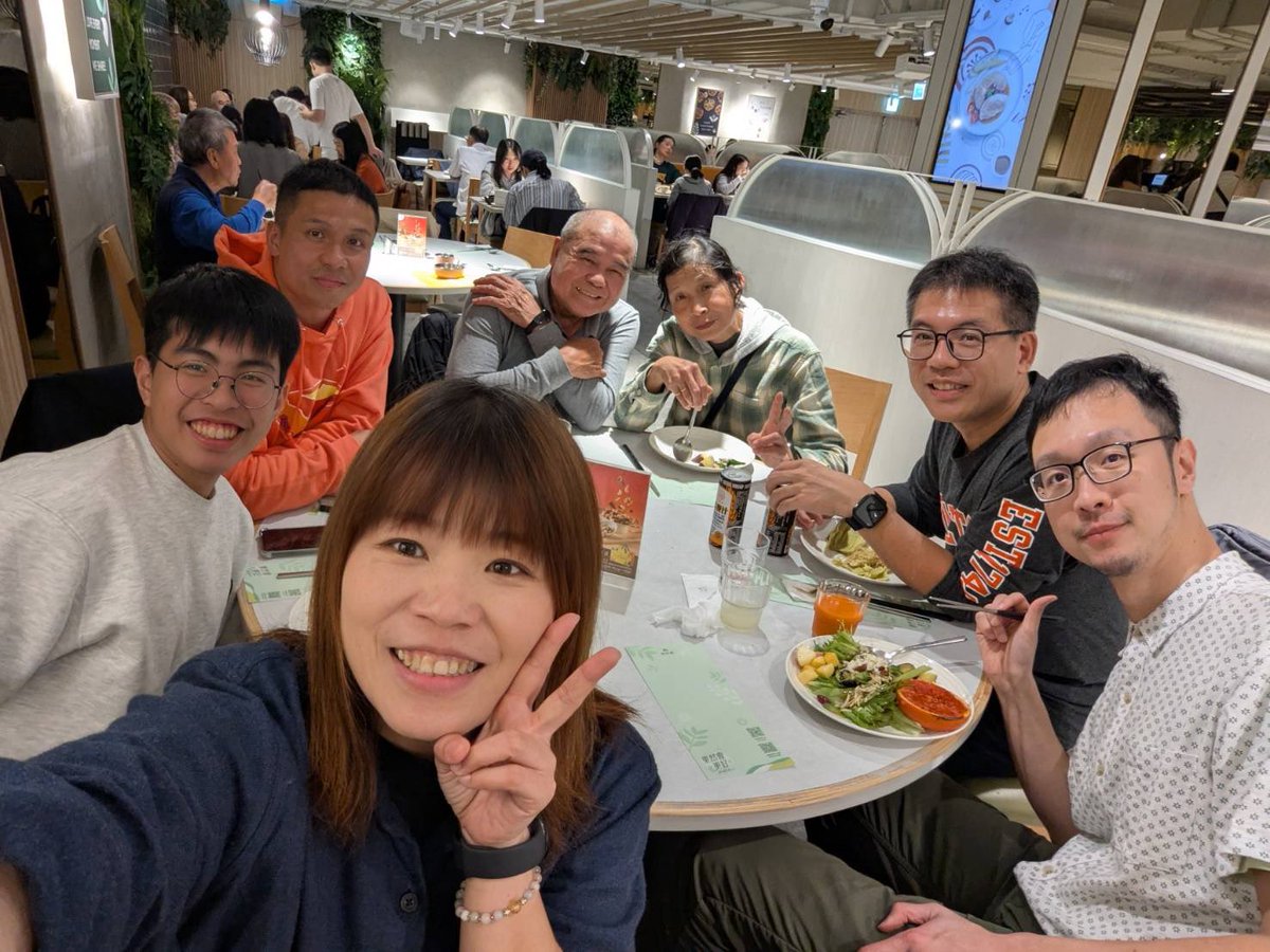 mingwangx's tweet photo. 家人們新年快樂！

這張照片是上週五提前吃年夜飯的合照。今天大年初一我們在台灣各地。爸爸媽媽弟弟在回台南，我們兩個回彰化，妹妹外甥留在台北。 https://t.co/945xJzdvfl