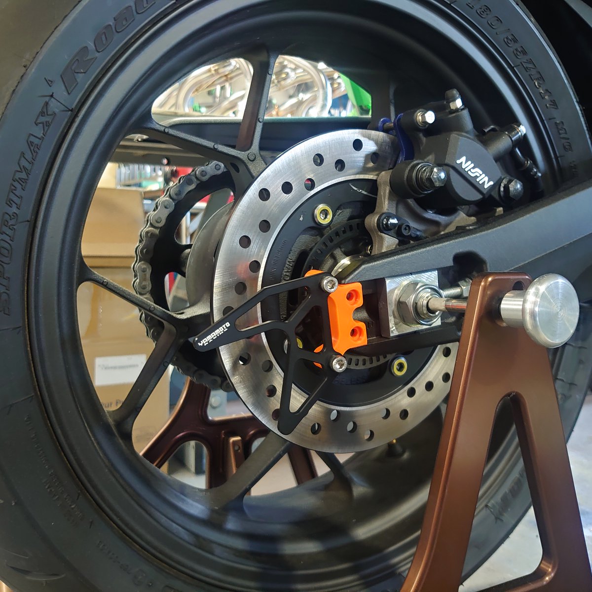 毎度です。

CB1000F用スタンドフックのベースを3Dプリンターで作りました。

Vフックは03～CB1300SF用を使用しています。

ベースの固定はスイングアームに穴あけ加工とタップ加工が必要になります。

午後からもよろしくお願いいたします。