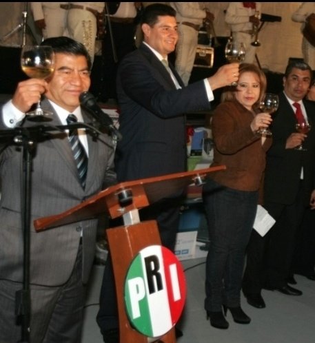 <a href="/pedroferriz3/">PEDRO FERRIZ</a> <a href="/YaskadeF/">YaskadeFernandez</a> <a href="/armentapuebla_/">Alejandro Armenta</a> 😝....y que la rechingue, el hijo prodigo del Gober Precioso