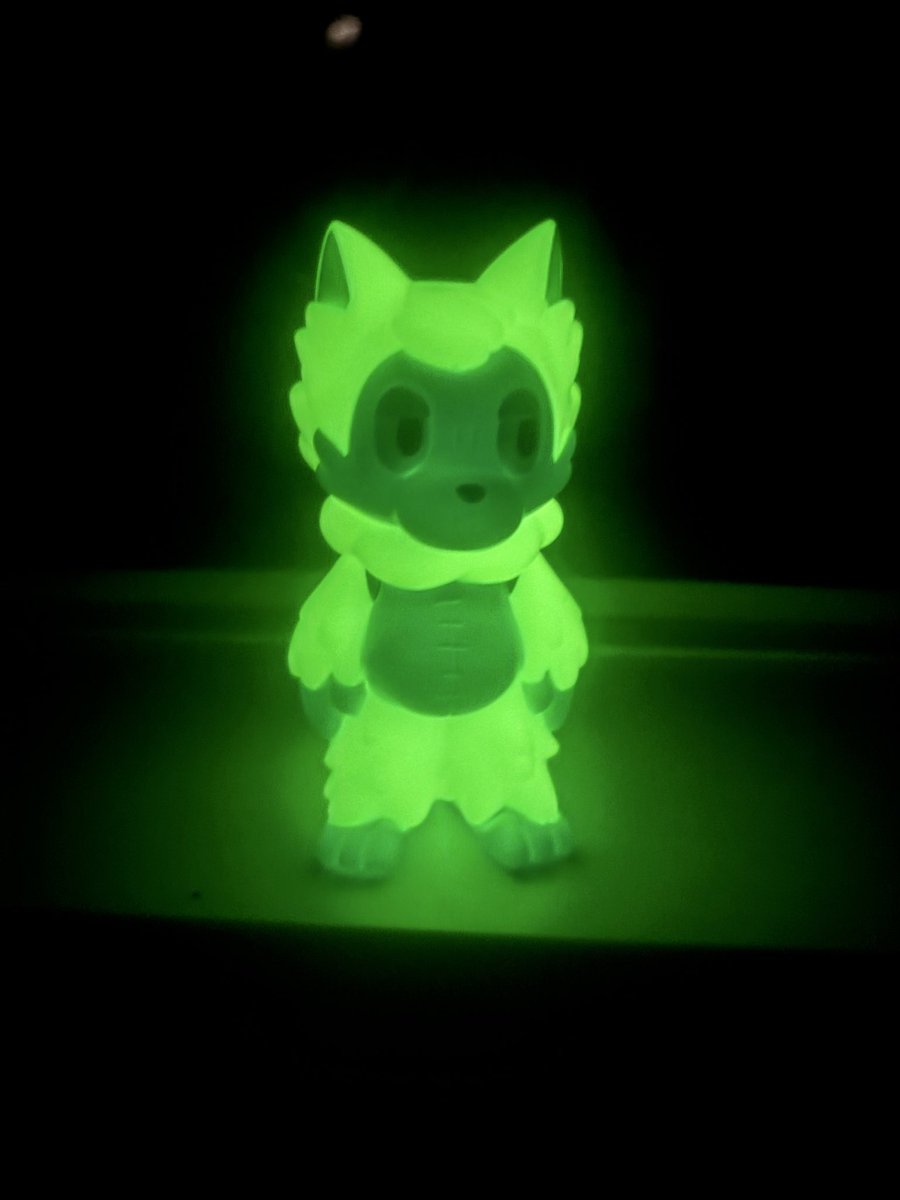 念願のおおかみくん蓄光😭 ソフビを集めだして蓄光好きになった