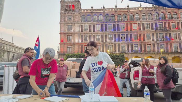 🇲🇽🇨🇺 🫶 El pasado 14 de febrero el Zócalo de la Ciudad de México comenzó a recibir víveres y medicamentos para la Mayor de las Antillas, como parte de la campaña «De pueblo a pueblo, acabemos con el bloqueo» 
🔗acortar.link/f998YA
#CubaNoEstáSola💞