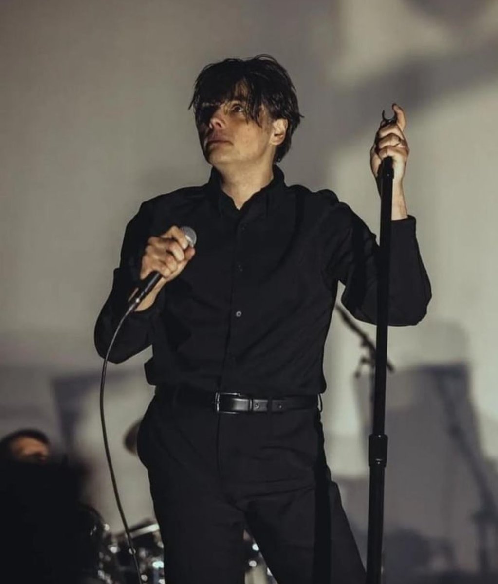 El fin de semana fui a ver a MCR 🧪 y fue herrrrmoso ✨,entonces tomé de inspo una foto de Gee del 2024 para dibujar a Sasuke asi mientras imaginaba un AU rancio para sobrellevar que ya no se que hacer conmigo después de ese concierto 😮‍💨💔